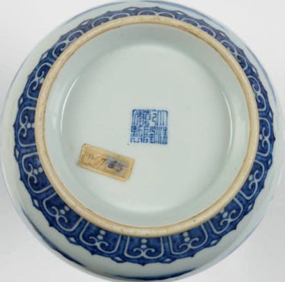 CHINE 
Vase balustre en porcelaine à décor bleu et blanc de bambous, bananiers et...