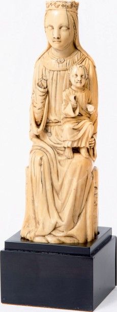 null Groupe en ivoire sculpté représentant une Vierge à l'Enfant.
Style mosan du...