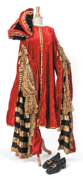 Romain de TIRTOF (1892-1990) dit ERTE Ample manteau en velours rouge, importantes...