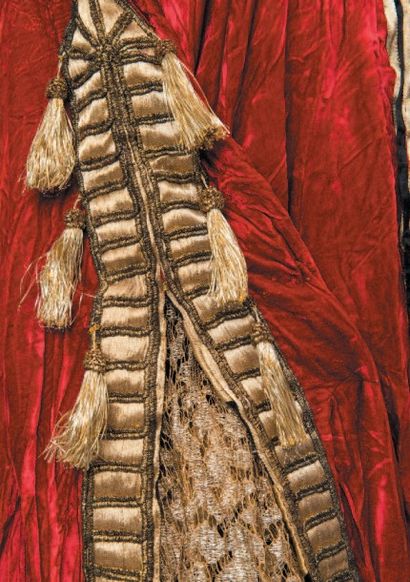 Romain de TIRTOF (1892-1990) dit ERTE Ample manteau en velours rouge, importantes...