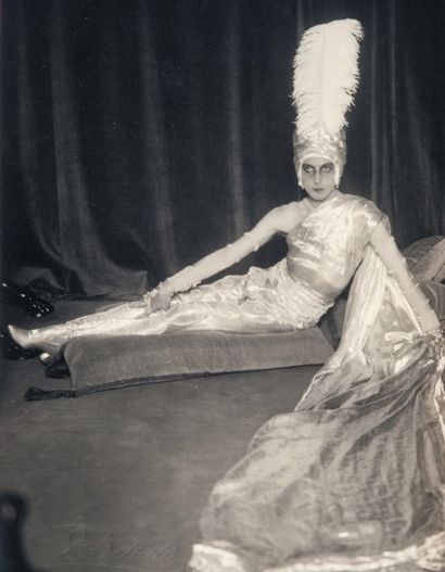 Romain de TIRTOF (1892-1990) dit ERTE Combinaison pantalon mordoré, une emmanchure...