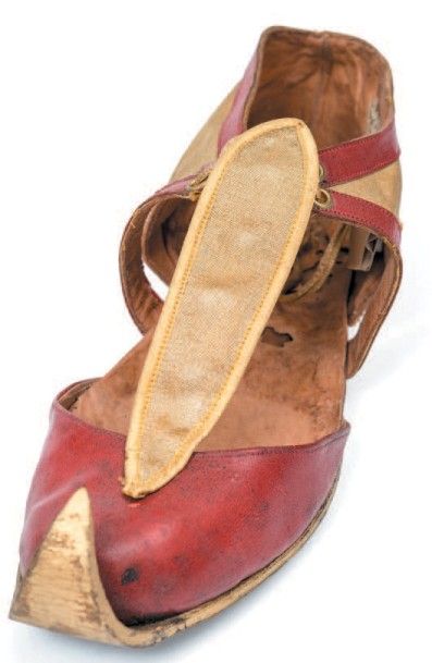 Romain de TIRTOF (1892-1990) dit ERTE Paire de chaussures semi-ouvertes dans le goût...