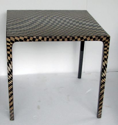 null Table coquille d'oeuf
Hauteur: 80 cm
Longueur: 80 cm
Largeur: 77 cm