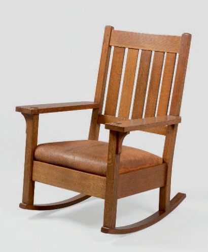 STICKLEY Rocking-chair en bois, assise cuir havane.
Hauteur: 94 cm