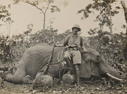 null Photographie en noir et blanc.
Chasseur aux pieds d'un éléphant.
19 x 24 cm