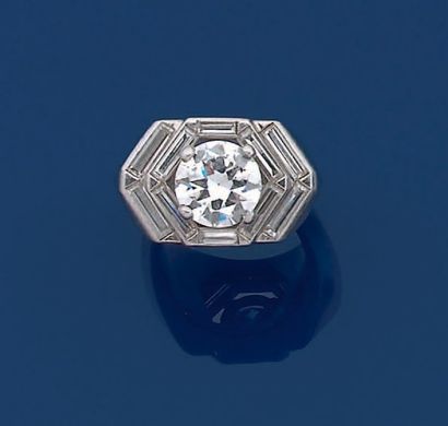 null BAGUE "chevalière" en platine serti au centre d'un diamant demi-taille encadré...