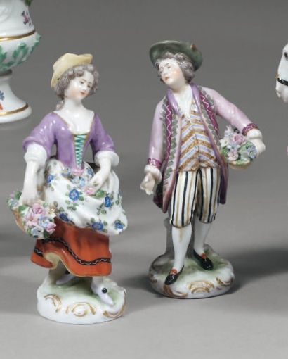 null Paire de statuettes représentant un berger et une bergère, en porcelaine polychrome....