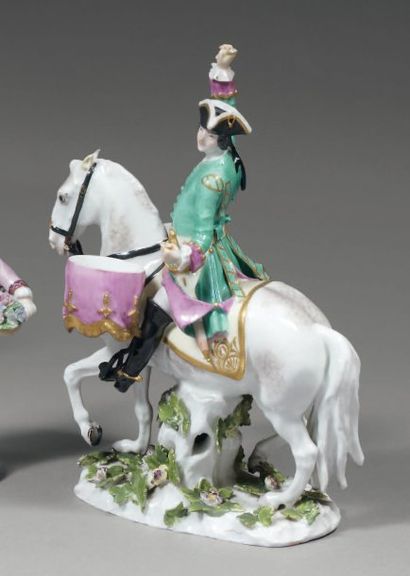 SAXE Statuette en porcelaine représentant un joueur de tambour à cheval, sur une...