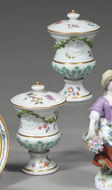 SAXE Paire de petits vases Médicis, en porcelaine à décor polychrome, présentant...