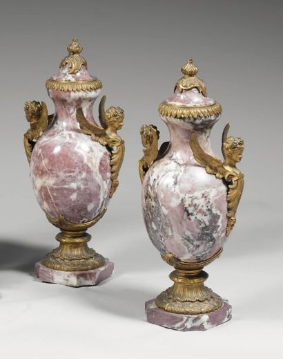 null Paire de vases ovoïdes, en marbre brèche rose. Les panses soulignées d'ornements...