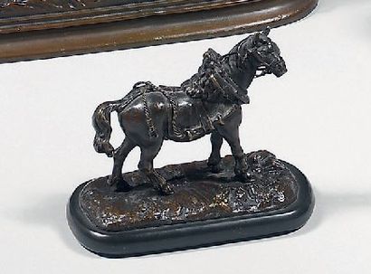 null Ecole du XIXe siècle Le cheval attelé Epreuve en bronze patiné Hauteur : 8 ...