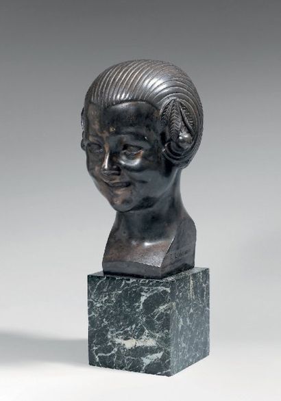 Gabrielle GRUYER-HERBEMONT (1875- ?) Buste de jeune fille Epreuve en bronze à la...