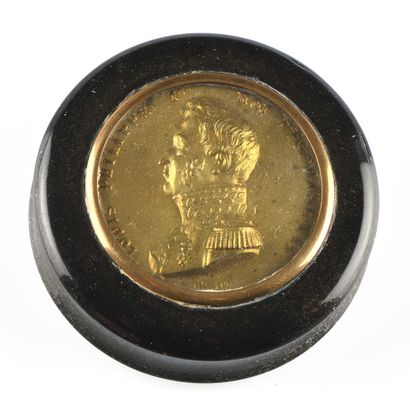 null Tabatière ronde en écaille ornée du profil en métal doré de Louis-Philippe,...