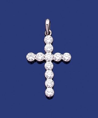 null PENDENTIF «croix» en or gris, serti d'un alignement de diamants de taille b...