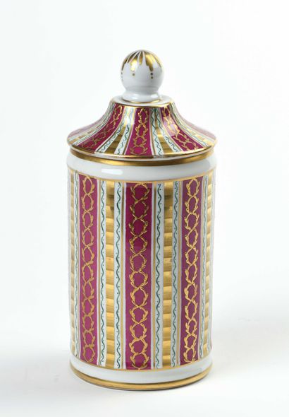 null Petit pot couvert cylindrique en porcelaine de Limoges à décor Grignan rubis....