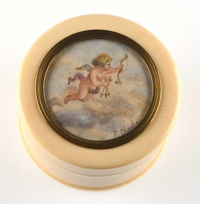null Tabatière ronde en ivoire ornée d une miniature polychrome figurant Eros portant...