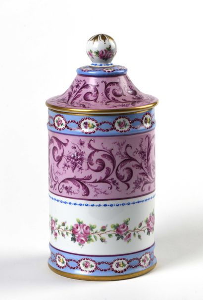 null Pot couvert cylindrique en porcelaine de Limoges à décor de frises d arabesques...
