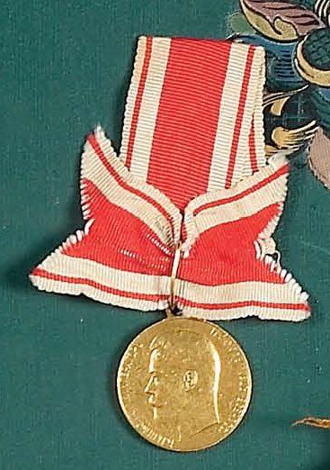 null Médaille non officielle du jubilé de 1812-1912. Argent. Diam. 24,5 mm. Buste...