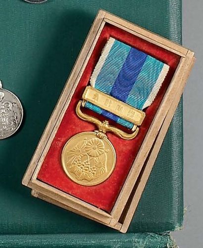null Médaille de la guerre russo-japonaise. 1904-05 En bronze doré avec son ruban...