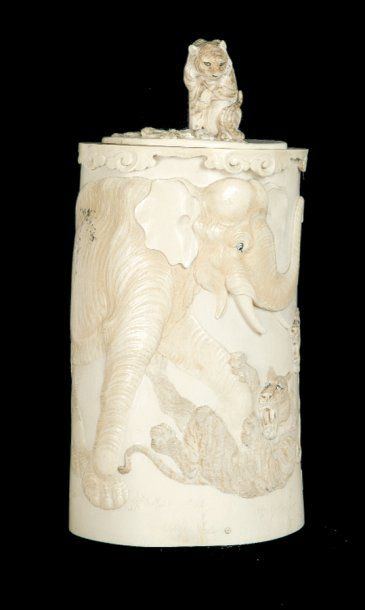 null GRAND POT A TABAC CYLINDRIQUE en ivoire sculpté et patiné à décor d'une scène...