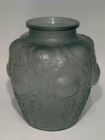 RENÉ LALIQUE (1860-1945) Vase « Domrémy » dit aussi vase « Chardons » en verre soufflé-moulé...
