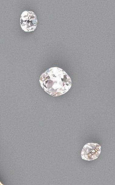 null Lot de trois diamants coussins, taillés à l'ancienne. Poids des diamants : 0,92...