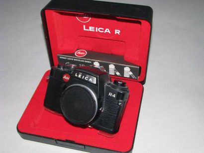 LEITZ Leica R4 n°557173 avec dos dateur, moteur et boîtes. Cond. B
