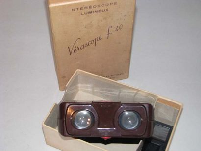 RICHARD F Stéréoscope lumineux F 40, bakélite, couleur marron, dans sa boîte d'o...