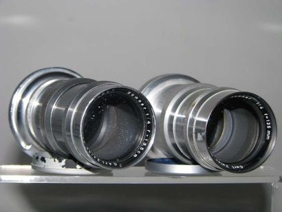 ZEISS Deux objectifs : - SONNAR 4/13.5 cm n°2189221. Cond. BC - SONNAR 4/135 mm n°1523311....