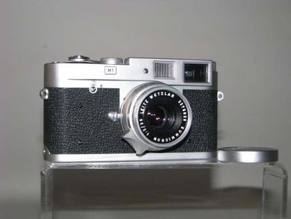 LEITZ Leica M1 n°1050491, objectif SUMMICRON 2/35 mm n° 2275828, sac TP. Cond. A...