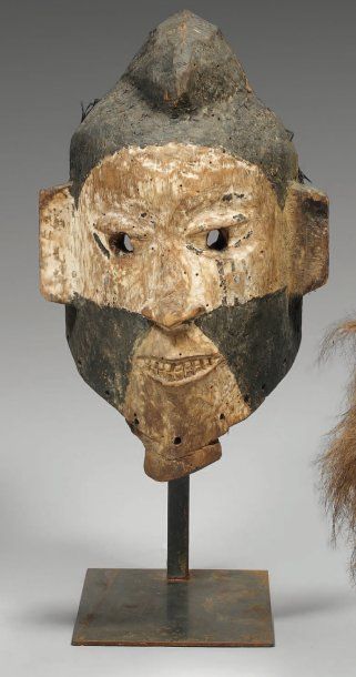 Zombo (R.D. du Congo). Très rare et ancien masque de type classique, le visage rehaussé...