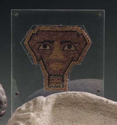null Tête d'homme en perles de différentes couleurs. Egypte. 13,5 x 14, 5 cm