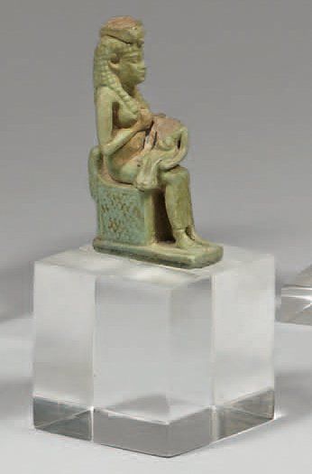 null Amulette représentant la déesse Isis assise sur un trône allaitant Horus, détails...
