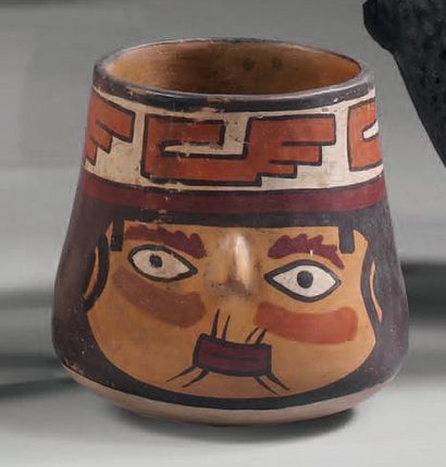 Culture NAZCA, Pérou 400/800 après J.C. Petit vase anthropomorphe. Céramique à décor...