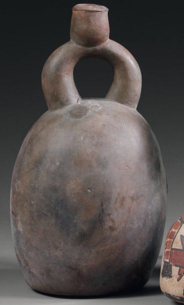 Culture MOCHICA, Pérou 400-100 avant J.C. Vase funéraire, anse étrier. Hauteur :...