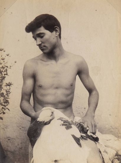 null 253 Vincenzo GALDI (1871-1961) Jeune homme à l’oie, c.1900 Tirage albuminé d’époque,...
