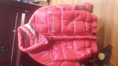 null 85 CHANEL Blouson de ski en soie rouge, taille 42, état impeccable. 