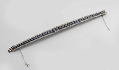 null Bracelet en platine (950) formé d’un ruban souple en chute serti d’une ligne...