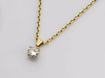 null Diamant taillé en brillant monté en pendentif, la chaîne en or jaune 18 ct (750/000) ...