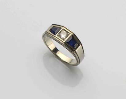 null Bague en or gris 18ct (750) sertie d’un diamant taillé en brillant épaulé de...