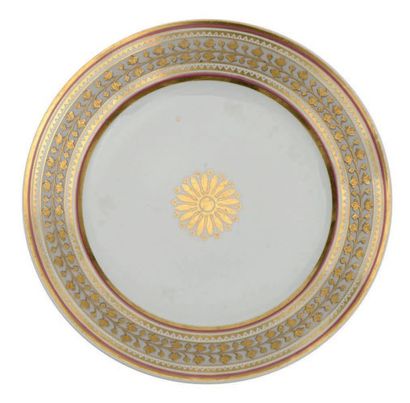 null Service Babigon
Assiette plate en porcelaine, à décor d'une rosace centrale...
