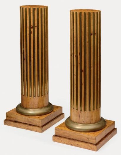 null Rare paire de demi-colonnes en placage de bouleau de Carélie ou de peuplier,...