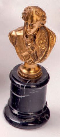 null Louis XVI
Petit buste sur piédouche en bronze doré le représentant en jeune...