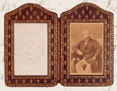 null Comte de Chambord
Cadre porte-photographies en cuir brun frappé de fleurs de...