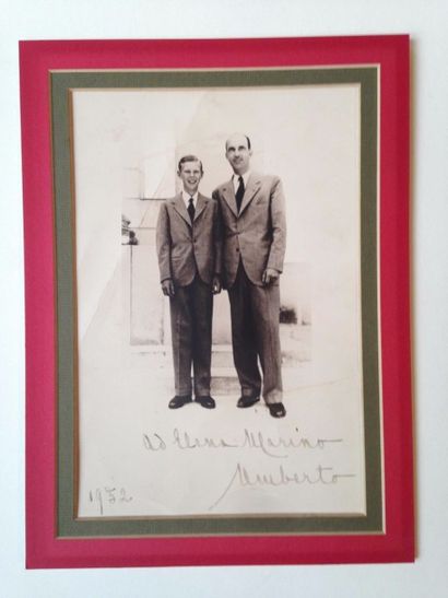 Umberto II (1904-1983) Portrait photographique le représentant avec son fils le prince...