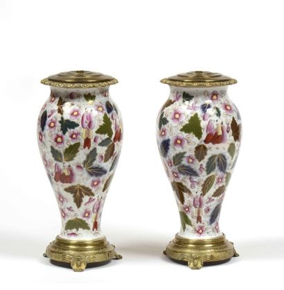 null Importante paire de vases de forme ovoïde en porcelaine de Bayeux à décor au...