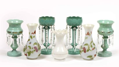 null Paire de vases en opaline blanche et fleurs en reliefs polychromes, base pansue...