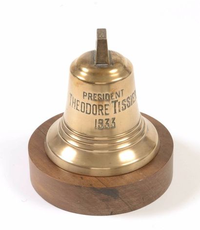 null Cloche en bronze verni ; inscrite Président Théodore Tissier 1933. Hauteur :...