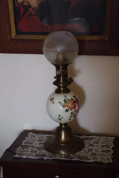 null 112 Lampe à pétrole en cuivre, porcelaine à décor de fleurs et globe de verre....