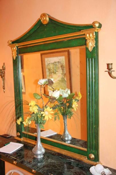 null 28 Trumeau à fronton rectangulaire en bois laqué vert et or orné d’un miroir....